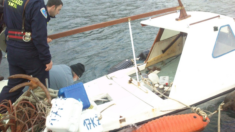 Dvd Komiža - spašavanje brodice iz rta Mliki rat 01.01.2014