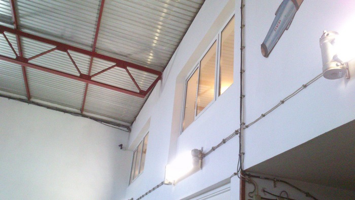 Dvd Komiža - izgradnja zida i postavljanje prozora iznad garaže, siječanj 2014